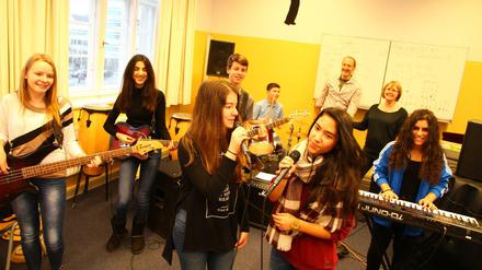 Die Schulband "Right Directions" mit Lehrer Christoph Hillmann beim Proben im Eckener-Gymnasium.