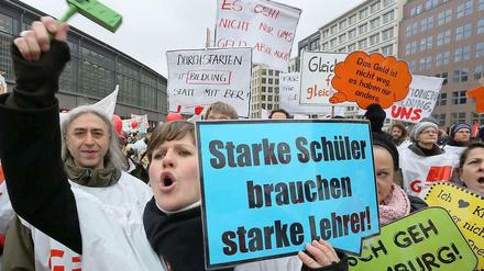 Rund 5000 Lehrer streikten am Montag an Berliner Schulen. In Mitte kamen sie zu einer Demonstration zusammen.