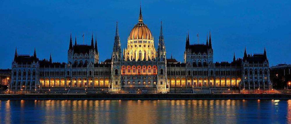 Das ungarische Parlamentsgebäude an der Donau. Die ungarische Hauptstadt diente Regisseur Madden als Vorlage für Teile Ostberlins. 