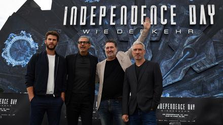 Regisseur Roland Emmerich (von rechts) hat seinen Co-Produzenten und Komponisten Harald Kloser mit nach Berlin gebracht und natürlich seine Schauspieler Jeff Goldblum und Liam Hemsworth.
