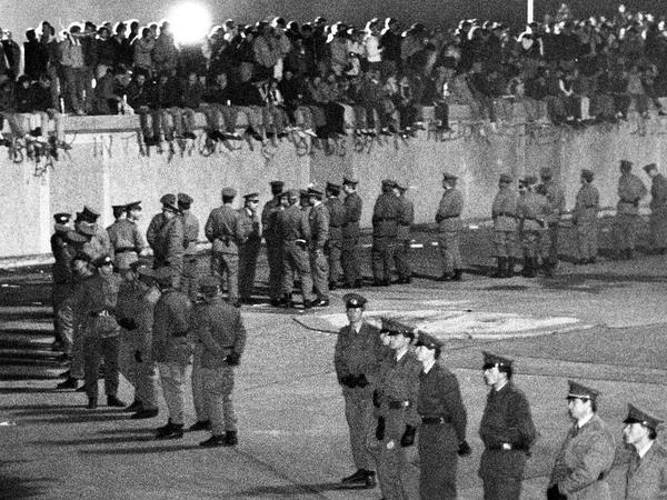 Verunsichert erleben die DDR-Grenzsoldaten, wie Ost- und West-Berliner die Mauer erobern und die glücklichste Nacht der jüngeren deutschen Geschichte durchfeiern.