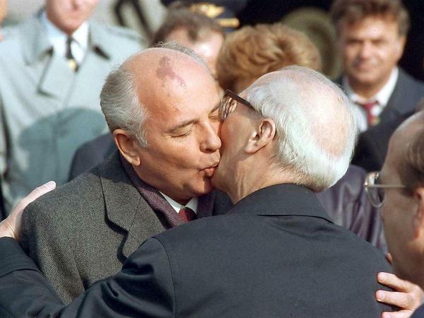 Eine letzte Umarmung zum 40. DDR-Jubiläum. Die Staats- und Parteichefs der Sowjetunion und der DDR, Michail Gorbatschow und Erich Honecker, wandeln politisch schon seit geraumer Zeit auf entgegengesetzten Pfaden.