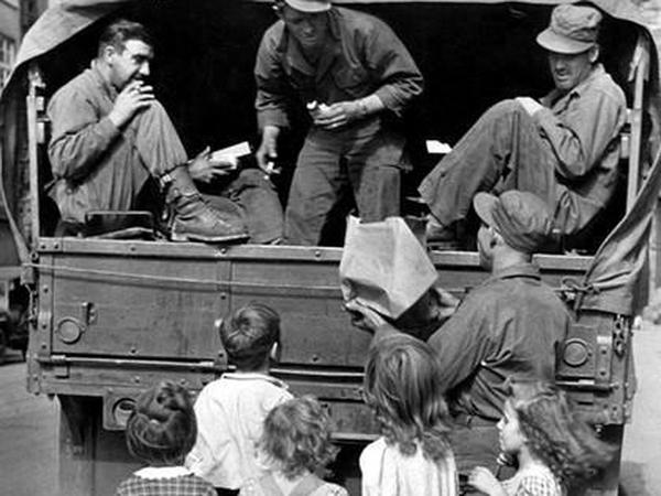 Zivilisten in Uniform. Als Vorzug sah Tagesspiegel-Gründer Erik Reger 1947 an, dass Kinder in Deutschland damals kein deutsches Militär mehr kennen lernten, sondern nur noch ausländisches.