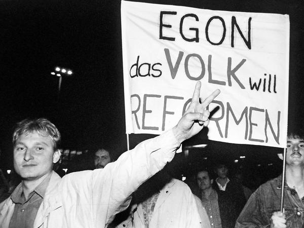 Auf der Montagsdemo protestieren die Menschen auch gegen die Wahl von Egon Krenz zum Staatsoberhaupt der DDR.