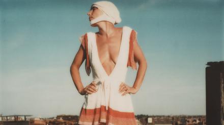 Gefühl der Freiheit. Claudia Skoda trägt 1976 Teile aus Ihrer Kollektion „Shake Your Hips“.