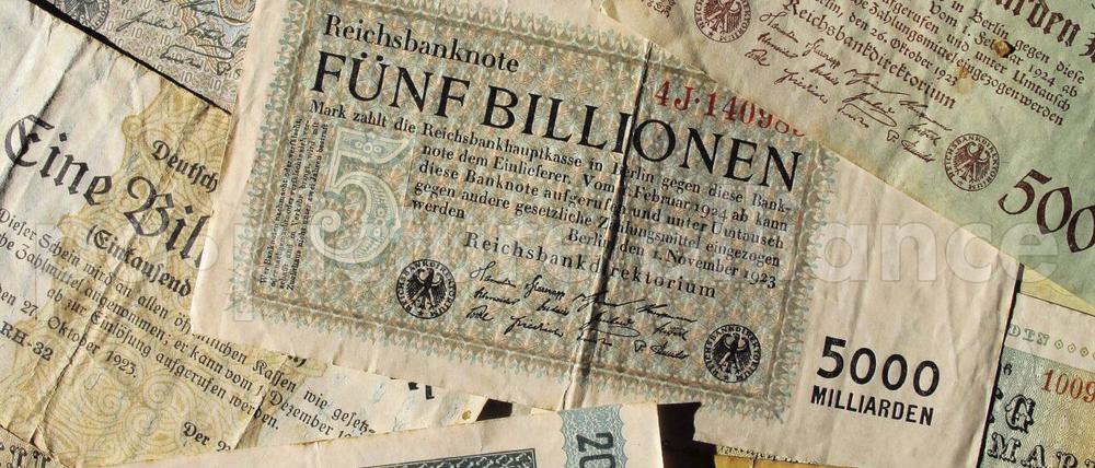Eine Reichsbanknote über fünf Billionen Mark vom November 1923 und andere Banknoten.