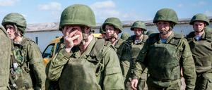 Russische Soldaten besetzen im März 2014 eine ukrainische Kaserne.
