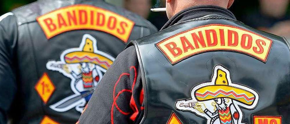 Zwei Mitglieder der Rockerbande Bandidos in den vereinstypischen Lederjacken.