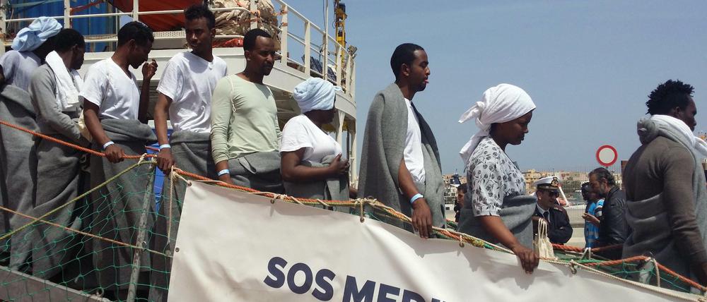 Die Organisation SOS Mediterranee fährt auf Rettungsmission ins Mittelmeer. Hier im Hafen von Lampedusa.