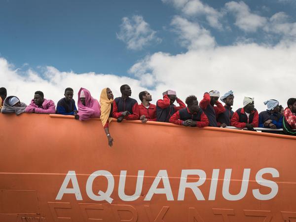 Das frühere Fischereischutzboot MS "Aquarium" kann bis zu 500 Flüchtlinge aufnehmen.