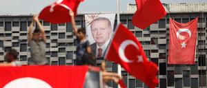 In der Nähe des zentralen Taksim-Platzes in Istanbul schwenken Erdogan-Anhänger türkische Nationalflaggen unter einem Porträt des Präsidenten.