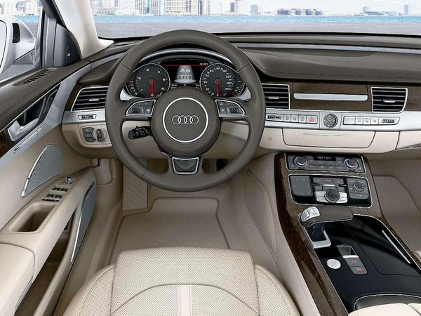 Kann man auch mal selbst fahren: Das Interieur des Audi A8.