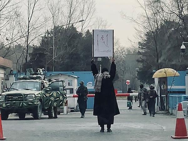 Eine Studentin protestiert gegen den Ausschluss von Frauen aus der höheren Bildung vor der Universität Kabul. 
