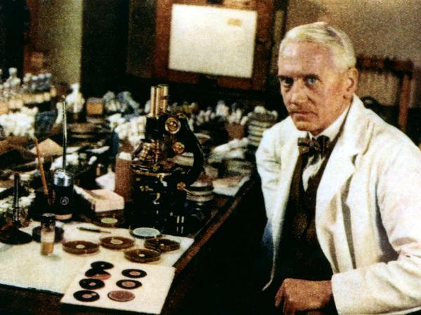Alexander Fleming 1943 in seinem Labor