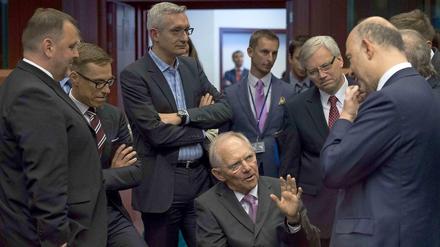 Wolfgang Schäuble umringt von den Ministern in Brüssel.
