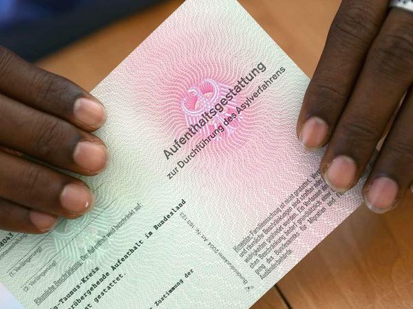 Ohne diesen Zettel geht in Deutschland gar nichts. Doch auch wer eine Aufenthaltserlaubnis bekommt, hat es nicht leicht, seine Familie nachzuholen.