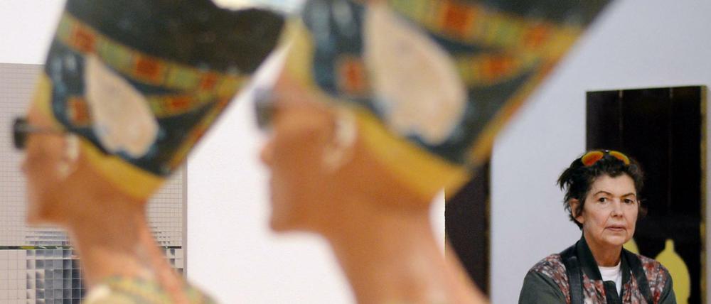 Die Künstlerin Isa Genzken neben den von ihr geschaffenen Köpfen der Nofretete mit Sonnenbrilleni. Die Ausstellung "Isa Genzken - Mach dich hübsch!" wird bis zum 26.06.2016 im Martin-Gropis-Bau gezeigt. 