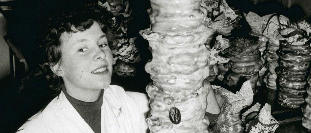 Ursula Kantelberg mit ihrem Baumkuchen als 16-Jährige. Bis vor kurzem war sie Chefin des Café Buchwald.