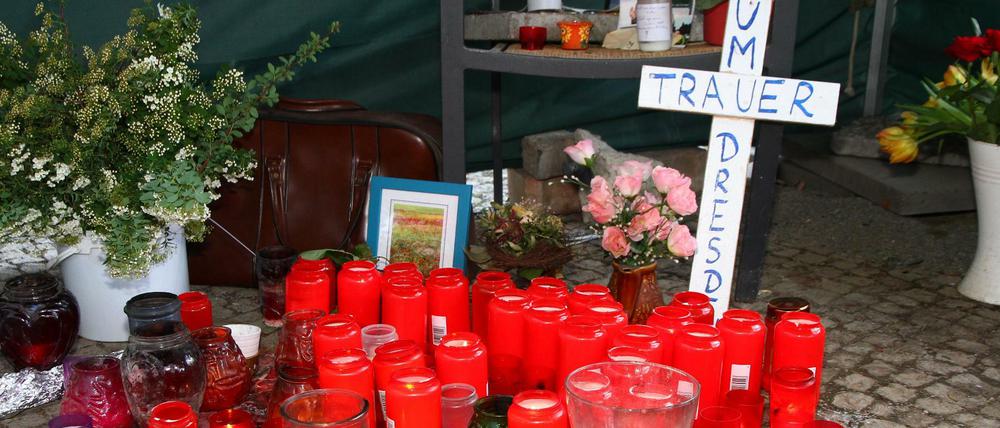 Blumen und Kerzen an der Gedenkstätte für Jonny K. am Tag des Prozessbeginns nahe dem Roten Rathaus in Berlin-Mitte.