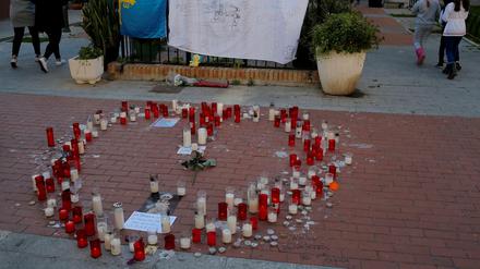 Kerzen zum Gedenken an Julen in der Nähe des Hauses seiner Familie in Malaga vor einem Jahr.