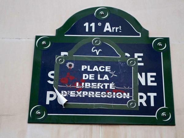 Auch am Platz, an dem "Charlie Hebdo" seinen Sitz hatte, befinden sich fast keine politischen Botschaften mehr. Nur dieser Aufkleber ist geblieben: Platz der Meinungsfreiheit. 