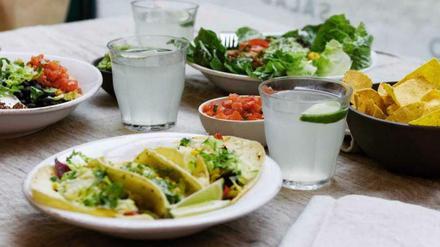 Zum Mahl Aguas Frescas. An der Theke bei Chupenga kann man sich einen Burrito zusammenbasteln lassen oder einen Salat.