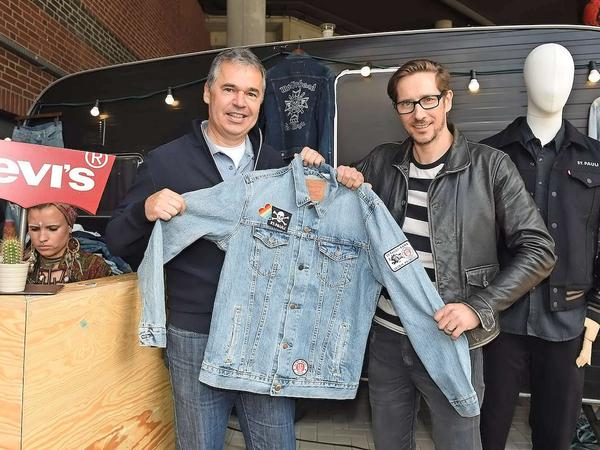 Sieht schau aus. FC-St.-Pauli-Geschäftsführer Rettig (links) mit Jeans-Devotionale.
