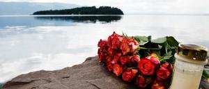 Blumen und Kerzen erinnern an die Opfer des rechtsextremen Anschlags unter anderem auf der Insel Utoya.