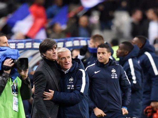Frankreichs Trainer Didier Deschamps umarmt Bundestrainer Joachim Löw im November im Stade de France. 
