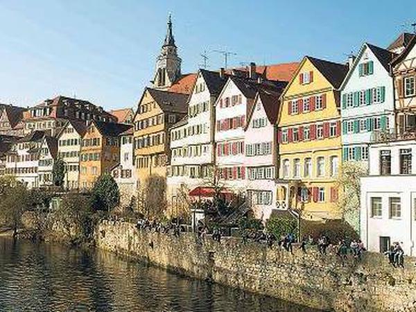 Tübingen liegt am Neckar.