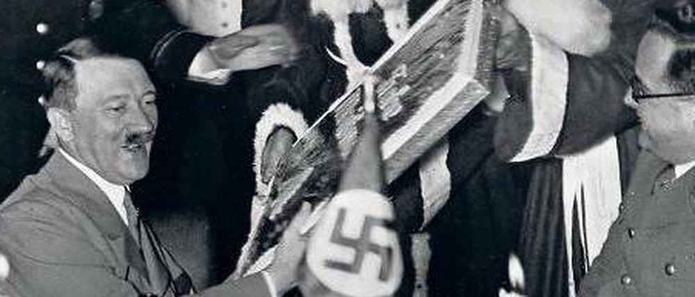 Der Führer als neuer Heiland: Adolf Hitler bei einer Weihnachtsfeier in der Reichskanzlei 1937.