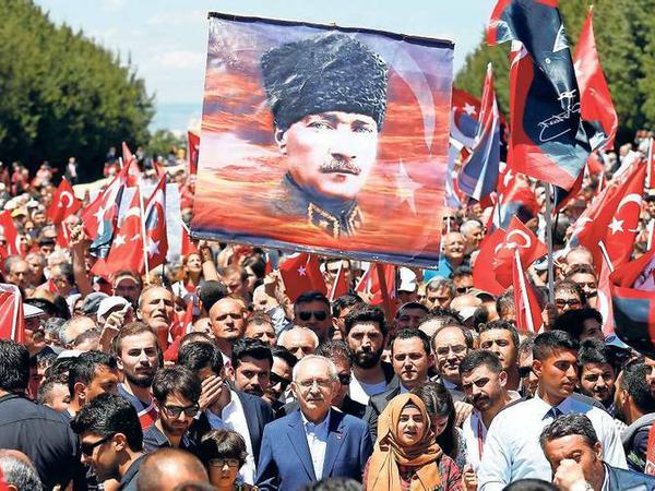 Personenkult. Vertreter der Partei CHP besuchen im Mai dieses Jahres das Atatürk-Mausoleum in Ankara - große Porträts ihres Parteigründers inklusive.