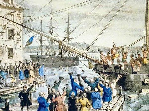 1773 werfen als Indianer verkleidete Bostoner Bürger aus Protest gegen die britische Zoll- und Steuerpolitik drei Schiffsladungen Tee ins Hafenbecken. Zwei Jahre später eskaliert der Konflikt zum amerikanischen Unabhängigkeitskrieg.