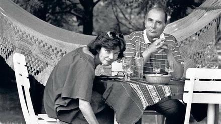 Privat. Mitterrand mit seiner Frau Danielle im Garten von Latche.