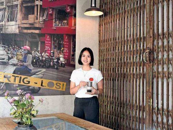 Nach Maß. Für ihre vietnamesischen Kaffeespezialitäten misst Hong Dao Eis, Kaffee und Kondensmilch milligrammgenau ab.