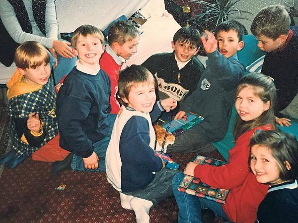 Damals in der Grundschule. Kastriot (in der Mitte) kam 1995 aus dem Dörfchen Mirash in Kosovo nach Oberried im Schwarzwald.
