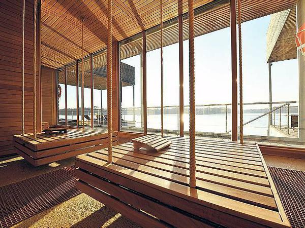 Große Panoramafenster, schlichte Architektur und kaum was los: Zur schwimmenden Sauna gelangt der Therminator über einen Steg.