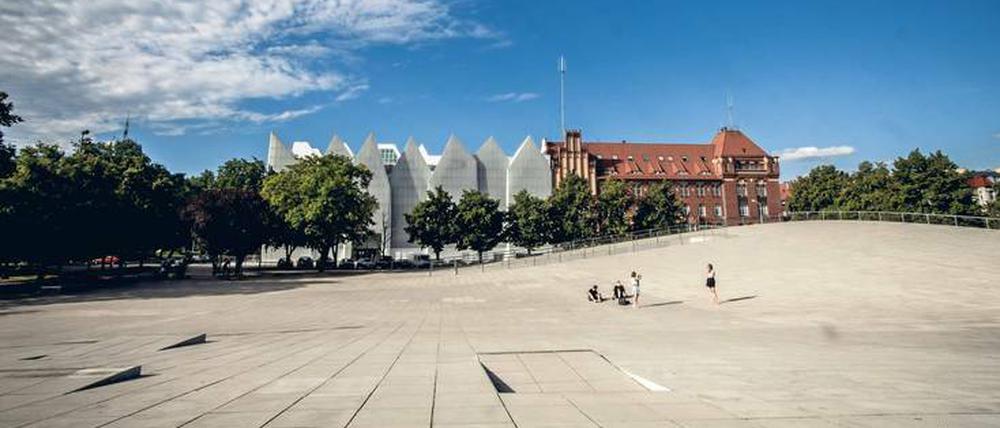 Stettiner Moderne. Der schräg ansteigende Platz vor der Philharmonie ist das Dach des zeitgeschichtlichen Museums.