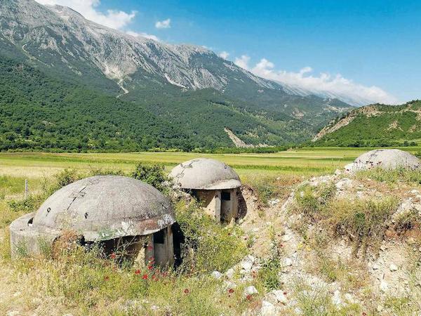 Die Bunker, die Diktator Hoxha in den 70er und 80er Jahren in Albanien auf dem Land und in Städten errichten ließ, verfallen heute.  