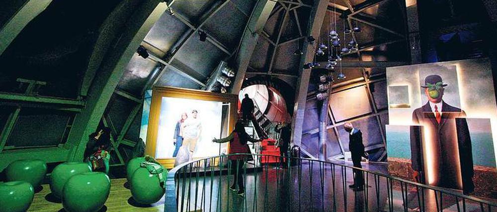 Verschobene Wahrnehmung. Im Atomium, Brüssels Wahrzeichen, lassen sich Magrittes Bilder leibhaftig betreten. 