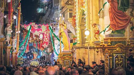 Schöner Schein. Feuerwerk, Menschenmengen und barocke Heiligenfiguren – wenn Malta feiert, gibt es kein Zuviel. 
