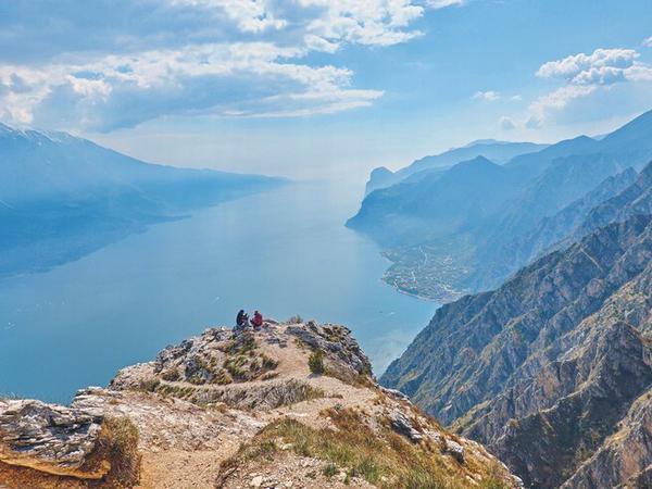 Der Gardasee liegt in der Nähe und gilt als schönes Ausflugsziel von den Dolomiten aus.