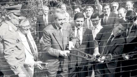 Am 27. Juni 1989 zertrennten der Ungar Gyula Horn (rechts) und der Österreicher Alois Mock den Grenzzaun.