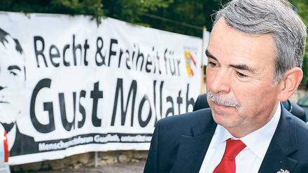 Gustl Mollath, 57, wurde am Montagmorgen vor dem Landgericht Regensburg von seinen Unterstützern begrüßt.