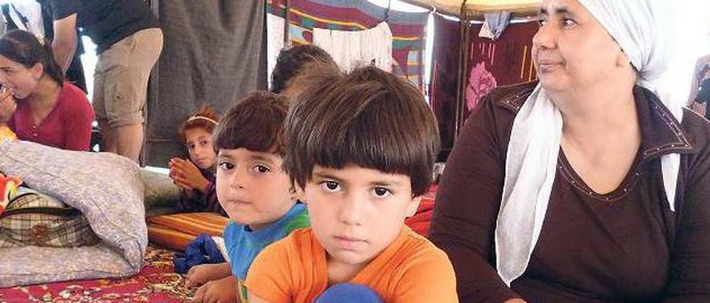 Unter Schock.  Im Flüchtlingslager an der türkischen Grenze zu Irak beginnen die Jesiden erst langsam zu begreifen, was ihnen widerfahren ist. 