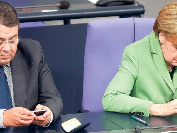 Nach ausgelassenem Feiern ist Angela Merkel und Sigmar Gabriel nicht zumute.