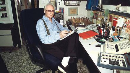 Ephraim Kishon in den 90er Jahren in seinem Arbeitszimmer.