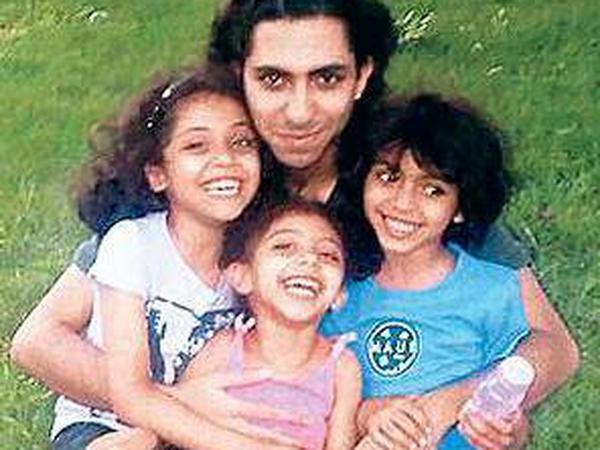 Raif Badawi, 31, sah seine Kinder vor Jahren zum letzten Mal.