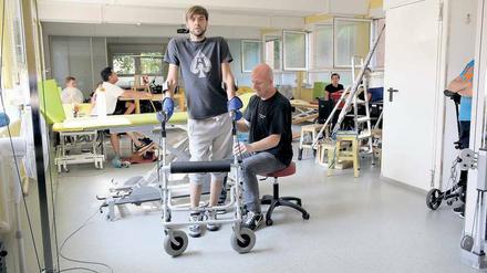  Benjamin Baltruschat kann nach nur vier Monaten in der Reha-Klinik in Pforzheim wieder am Rollator gehen. 