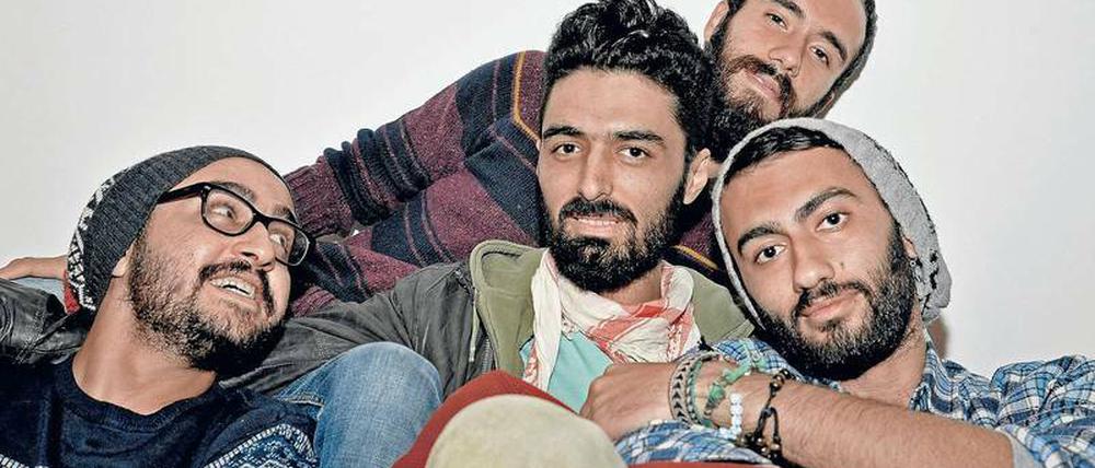 Der Sänger Anas Maghrebi ist umringt von seinen Bandmitgliedern Louay Kanawati (rechts), Hekmat Qassar (hinten) und Muhammad Bazz (links). Die Band würde gerne zusammen in Berlin bleiben.